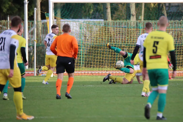 Ostrovia ograła KS Wąsewo. Pożegnalny gol Małkińskiego