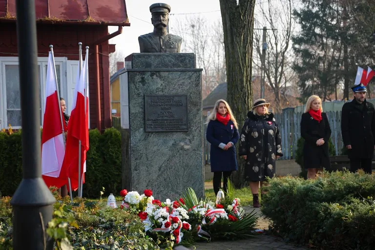 Obchody 11 Listopada pod pomnikiem Marszałka Józefa Piłsudskiego w Broku (zdjęcia)