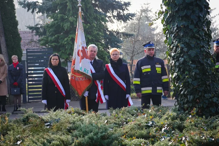 Obchody 11 Listopada pod pomnikiem Marszałka Józefa Piłsudskiego w Broku (zdjęcia)