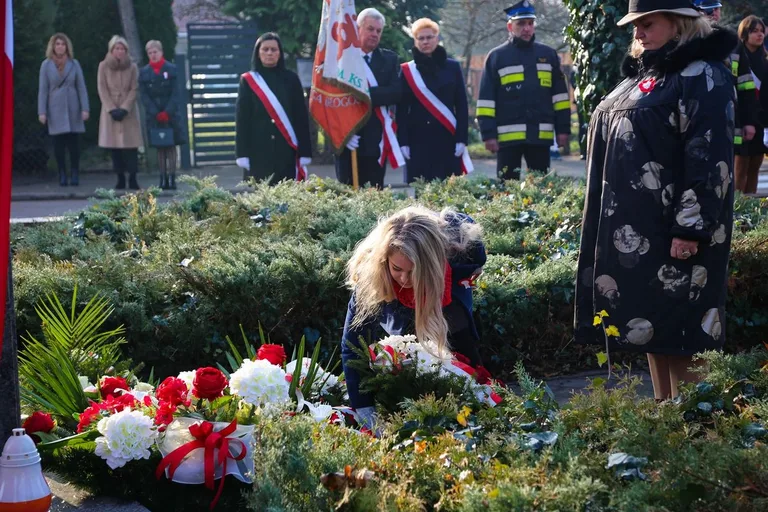 Obchody 11 Listopada pod pomnikiem Marszałka Józefa Piłsudskiego w Broku (zdjęcia)
