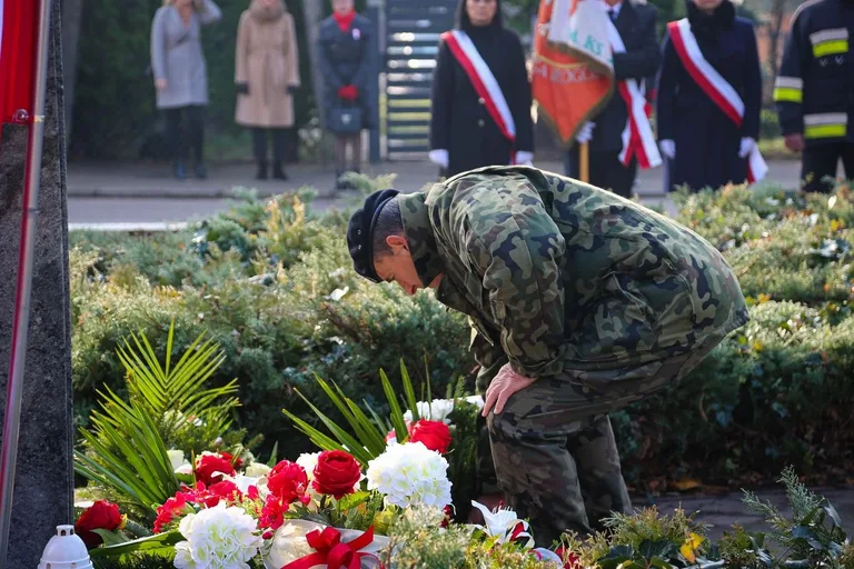 Obchody 11 Listopada pod pomnikiem Marszałka Józefa Piłsudskiego w Broku (zdjęcia)