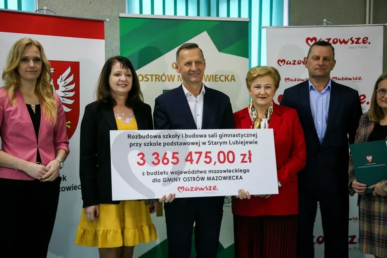 Cztery gminy z powiatu ostrowskiego podpisały umowy o dofinansowanie (zdjęcia)
