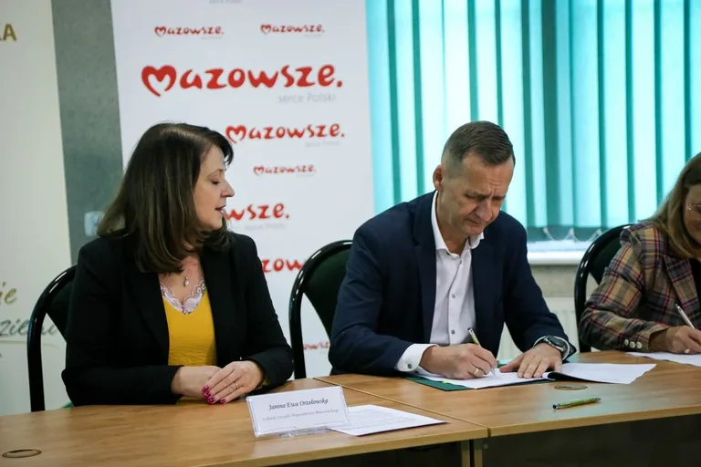 Cztery gminy z powiatu ostrowskiego podpisały umowy o dofinansowanie (zdjęcia)