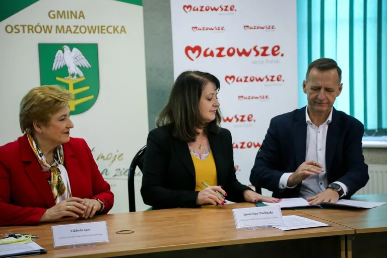 Cztery gminy z powiatu ostrowskiego podpisały umowy o dofinansowanie (zdjęcia)