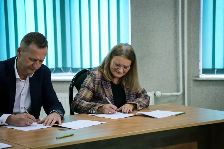 Cztery gminy z powiatu ostrowskiego podpisały umowy o dofinansowanie (zdjęcia)