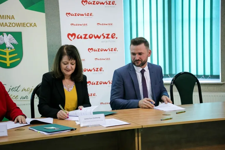 Cztery gminy z powiatu ostrowskiego podpisały umowy o dofinansowanie (zdjęcia)