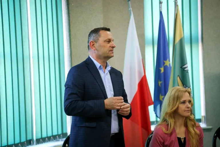 Cztery gminy z powiatu ostrowskiego podpisały umowy o dofinansowanie (zdjęcia)