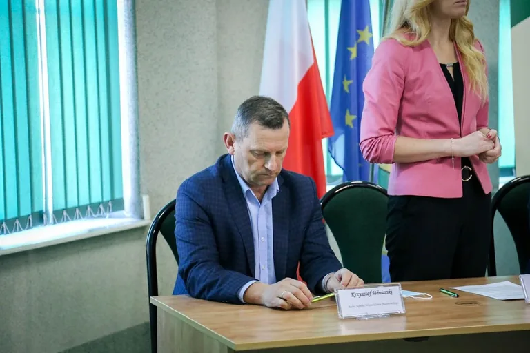 Cztery gminy z powiatu ostrowskiego podpisały umowy o dofinansowanie (zdjęcia)