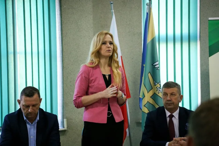 Cztery gminy z powiatu ostrowskiego podpisały umowy o dofinansowanie (zdjęcia)