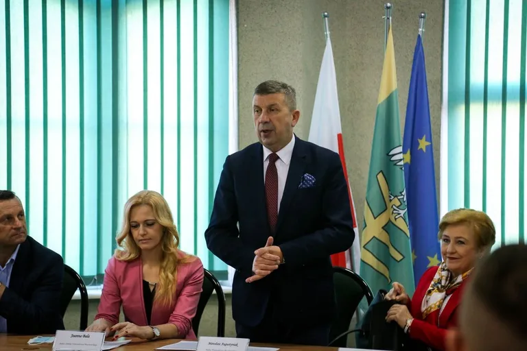 Cztery gminy z powiatu ostrowskiego podpisały umowy o dofinansowanie (zdjęcia)
