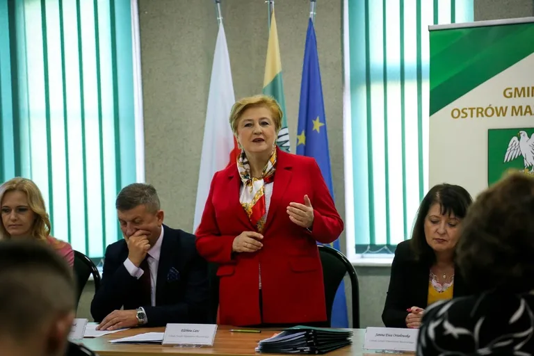 Cztery gminy z powiatu ostrowskiego podpisały umowy o dofinansowanie (zdjęcia)