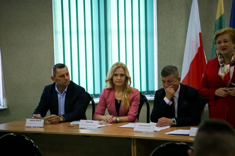 Cztery gminy z powiatu ostrowskiego podpisały umowy o dofinansowanie (zdjęcia)