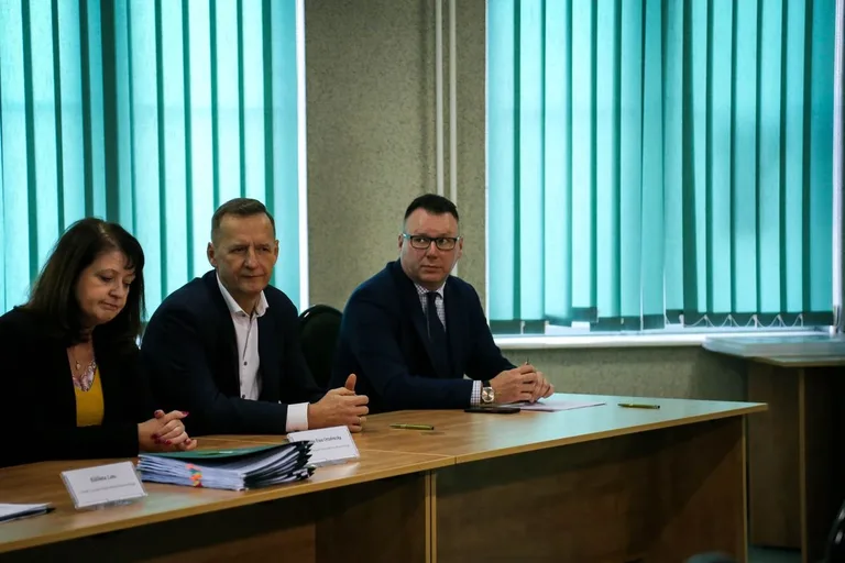 Cztery gminy z powiatu ostrowskiego podpisały umowy o dofinansowanie (zdjęcia)