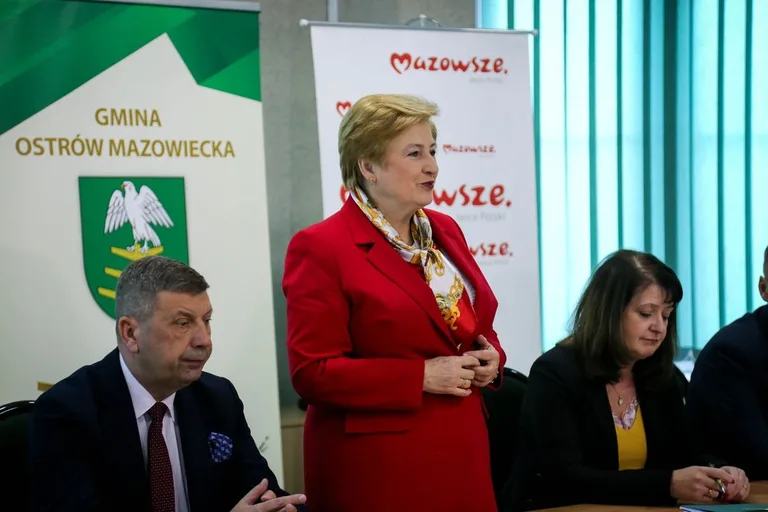 Cztery gminy z powiatu ostrowskiego podpisały umowy o dofinansowanie (zdjęcia)