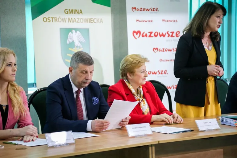 Cztery gminy z powiatu ostrowskiego podpisały umowy o dofinansowanie (zdjęcia)