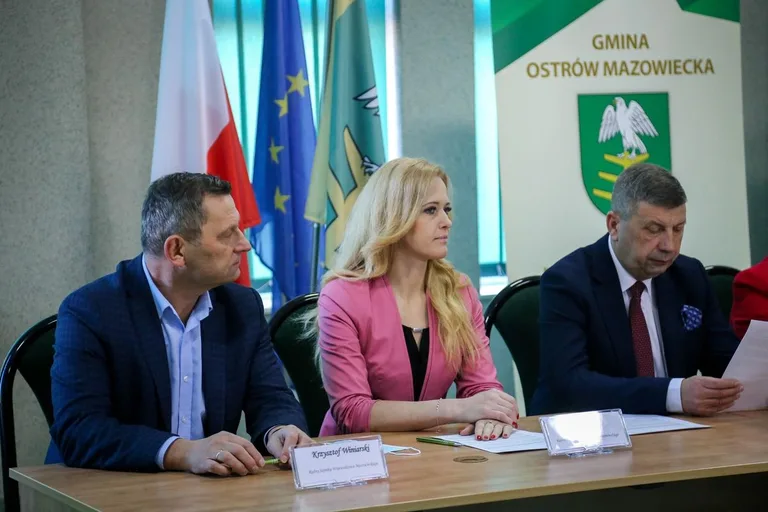 Cztery gminy z powiatu ostrowskiego podpisały umowy o dofinansowanie (zdjęcia)
