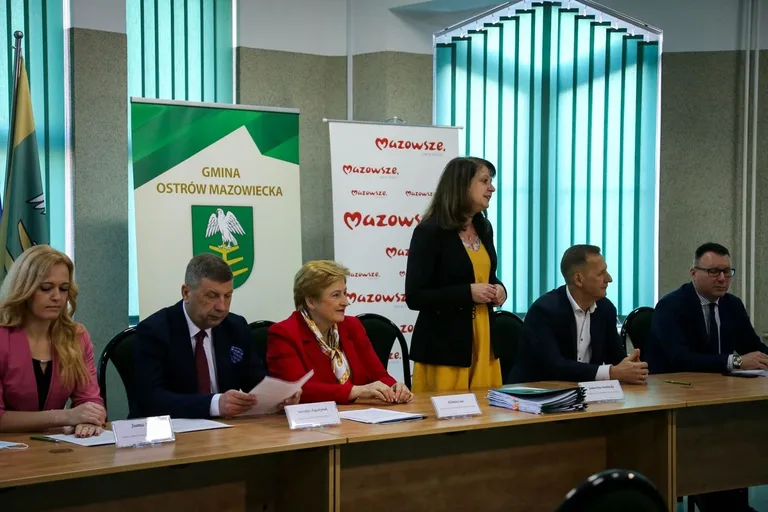 Cztery gminy z powiatu ostrowskiego podpisały umowy o dofinansowanie (zdjęcia)