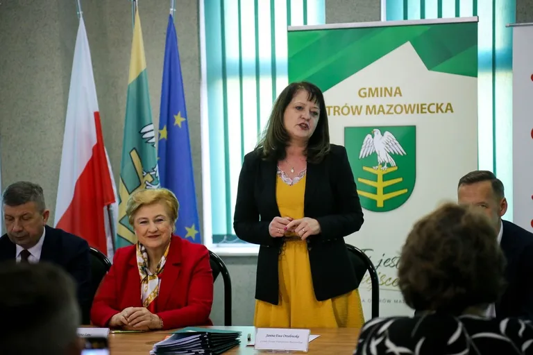 Cztery gminy z powiatu ostrowskiego podpisały umowy o dofinansowanie (zdjęcia)
