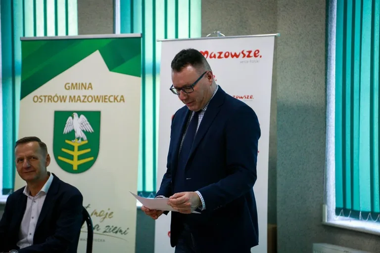 Cztery gminy z powiatu ostrowskiego podpisały umowy o dofinansowanie (zdjęcia)
