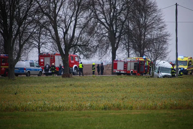 Wypadek na trasie Ostrów Mazowiecka - Łomża. Cztery osoby trafiły do szpitala (zdjęcia)