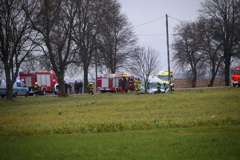 Wypadek na trasie Ostrów Mazowiecka - Łomża. Cztery osoby trafiły do szpitala (zdjęcia)