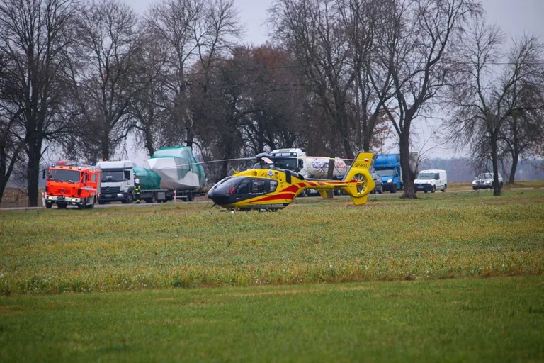 Wypadek na trasie Ostrów Mazowiecka - Łomża. Cztery osoby trafiły do szpitala (zdjęcia)
