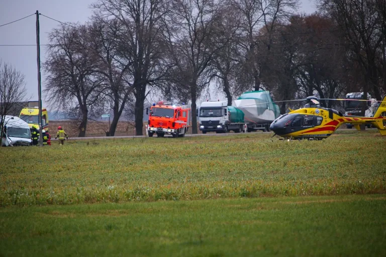 Wypadek na trasie Ostrów Mazowiecka - Łomża. Cztery osoby trafiły do szpitala (zdjęcia)
