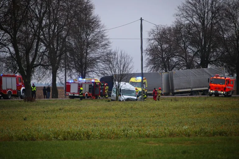 Wypadek na trasie Ostrów Mazowiecka - Łomża. Cztery osoby trafiły do szpitala (zdjęcia)