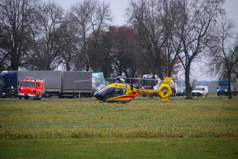 Wypadek na trasie Ostrów Mazowiecka - Łomża. Cztery osoby trafiły do szpitala (zdjęcia)