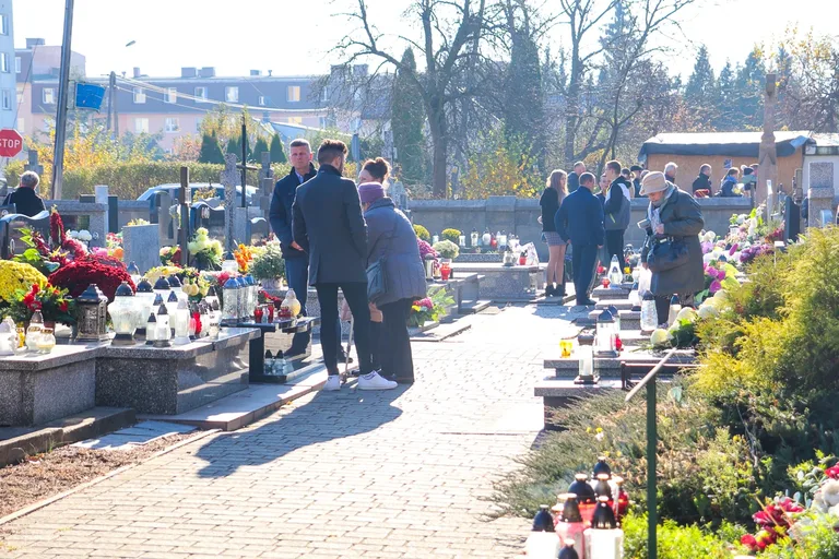 Czas zadumy w dniu Wszystkich Świętych (zdjęcia)