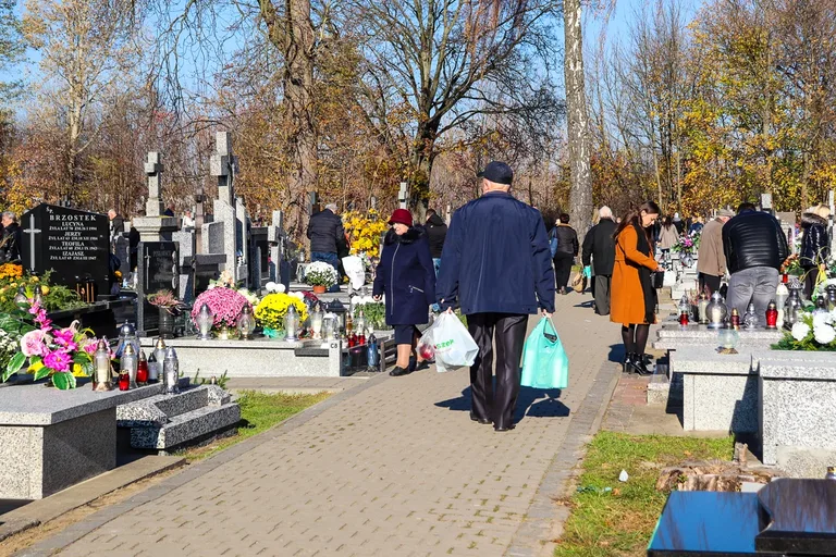 Czas zadumy w dniu Wszystkich Świętych (zdjęcia)