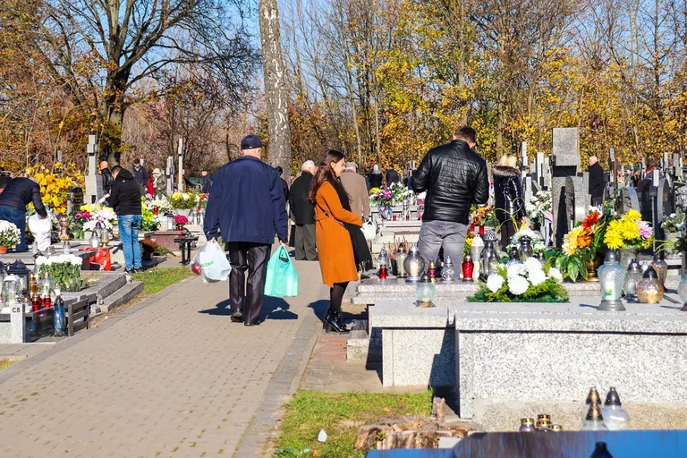 Czas zadumy w dniu Wszystkich Świętych (zdjęcia)