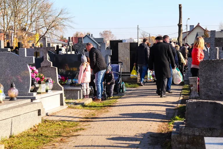 Czas zadumy w dniu Wszystkich Świętych (zdjęcia)