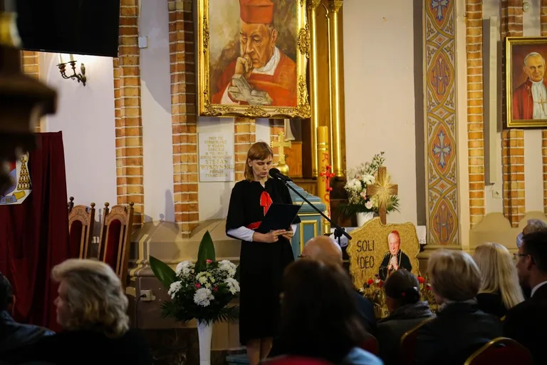 Rozdanie nagród laureatom konkursu plastycznego "PRYMAS KARDYNAŁ STEFAN WYSZYŃSKI" w Zuzeli (zdjęcia)