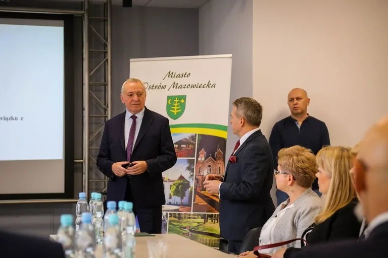 Spotkanie posła Henryka Kowalczyka oraz burmistrza z samorządowcami w Starej Elektrowni (zdjęcia)