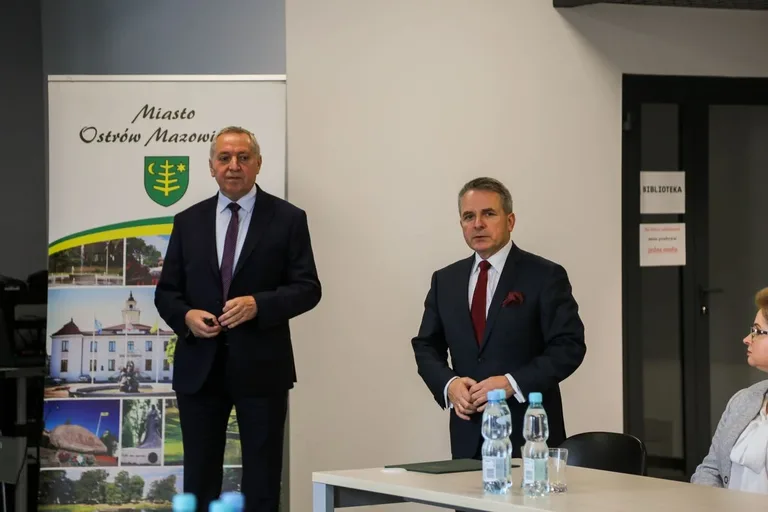 Spotkanie posła Henryka Kowalczyka oraz burmistrza z samorządowcami w Starej Elektrowni (zdjęcia)