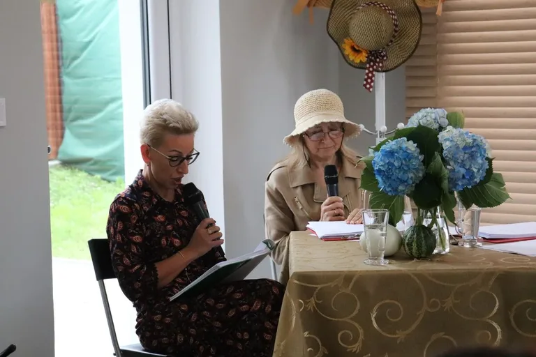Małgorzata Ostrowska-Królikowska oraz Maciej Miecznikowski wzięli udział w "Narodowym czytaniu" w Wąsewie