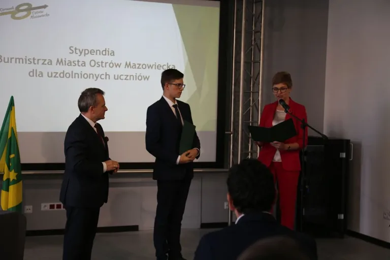 Burmistrz nagrodził najzdolniejszych uczniów w Ostrowi Mazowieckiej (zdjęcia)