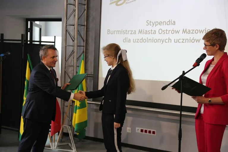 Burmistrz nagrodził najzdolniejszych uczniów w Ostrowi Mazowieckiej (zdjęcia)