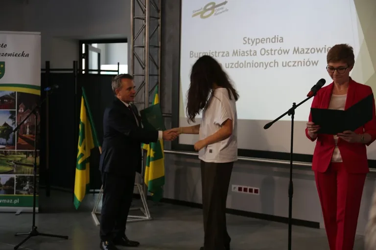 Burmistrz nagrodził najzdolniejszych uczniów w Ostrowi Mazowieckiej (zdjęcia)