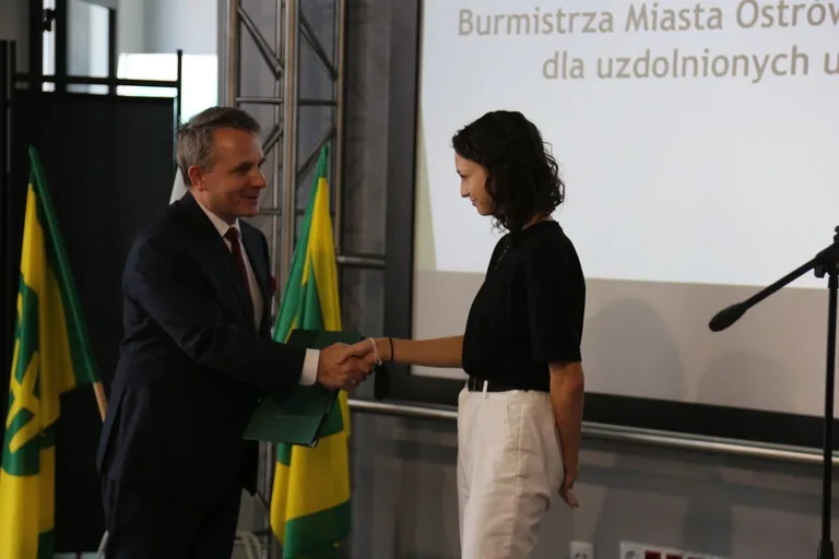 Burmistrz nagrodził najzdolniejszych uczniów w Ostrowi Mazowieckiej (zdjęcia)