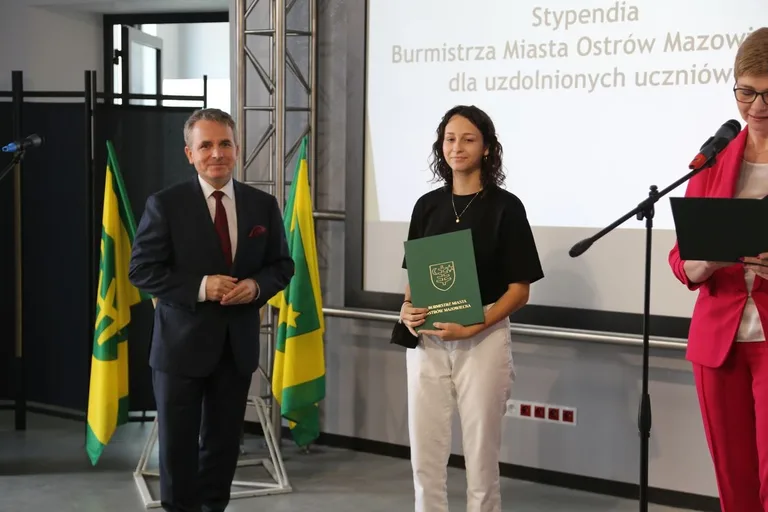 Burmistrz nagrodził najzdolniejszych uczniów w Ostrowi Mazowieckiej (zdjęcia)