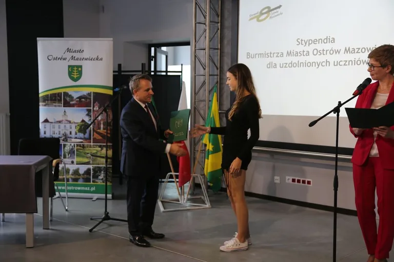 Burmistrz nagrodził najzdolniejszych uczniów w Ostrowi Mazowieckiej (zdjęcia)