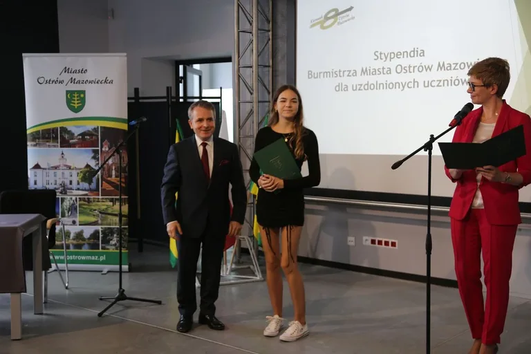 Burmistrz nagrodził najzdolniejszych uczniów w Ostrowi Mazowieckiej (zdjęcia)