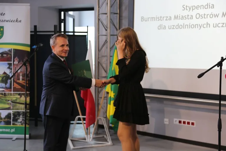 Burmistrz nagrodził najzdolniejszych uczniów w Ostrowi Mazowieckiej (zdjęcia)