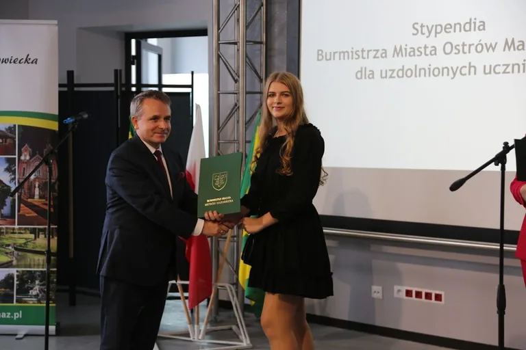 Burmistrz nagrodził najzdolniejszych uczniów w Ostrowi Mazowieckiej (zdjęcia)