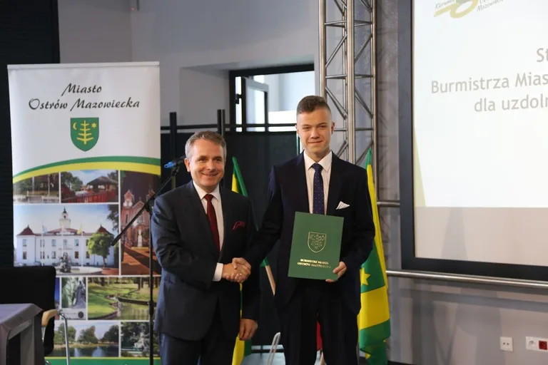 Burmistrz nagrodził najzdolniejszych uczniów w Ostrowi Mazowieckiej (zdjęcia)