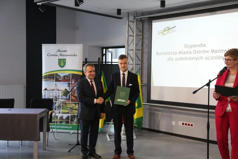 Burmistrz nagrodził najzdolniejszych uczniów w Ostrowi Mazowieckiej (zdjęcia)