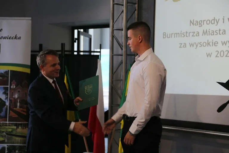 Burmistrz nagrodził najzdolniejszych uczniów w Ostrowi Mazowieckiej (zdjęcia)