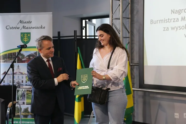 Burmistrz nagrodził najzdolniejszych uczniów w Ostrowi Mazowieckiej (zdjęcia)
